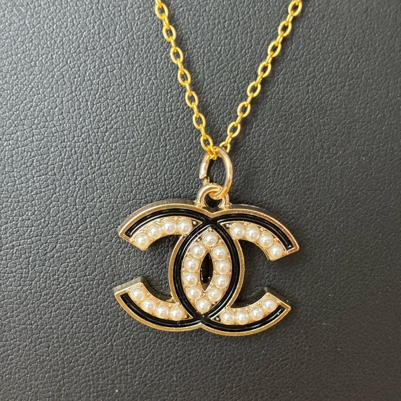 Gold Pendant Necklace. NWOT - Picture 3 of 6